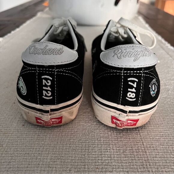 Vans Black Floral Embroidered Sneakers Men's 10.5 Women's 12 - Picture 2 of 8